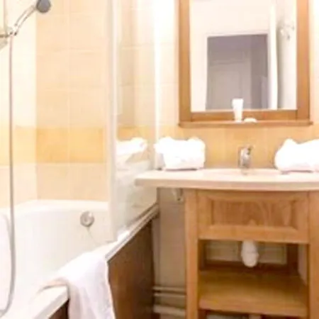 With 2 Bedrooms In With Wonderful Lake View Shared Pool Furnished Garden アパート