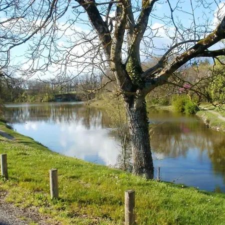 With 2 Bedrooms In With Wonderful Lake View Shared Pool Furnished Garden *