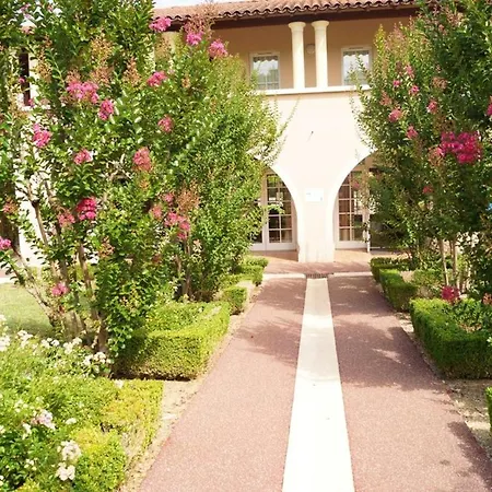 With 2 Bedrooms In With Wonderful Lake View Shared Pool Furnished Garden アパート *