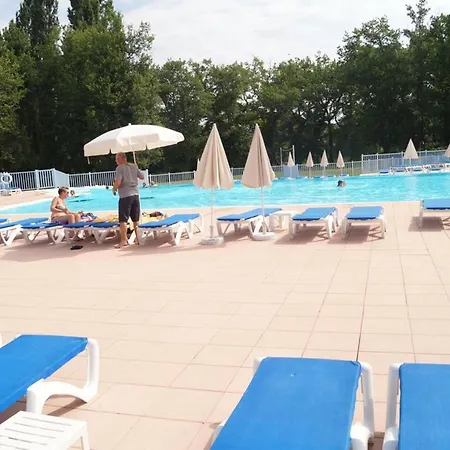 アパート With 2 Bedrooms In With Wonderful Lake View Shared Pool Furnished Garden