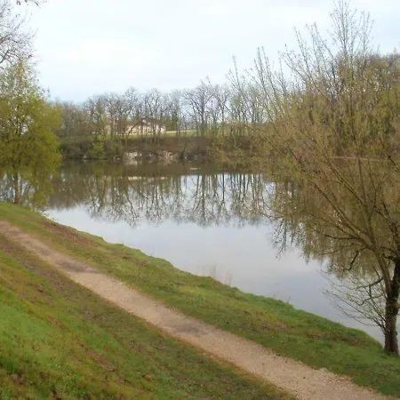 With 2 Bedrooms In With Wonderful Lake View Shared Pool Furnished Garden